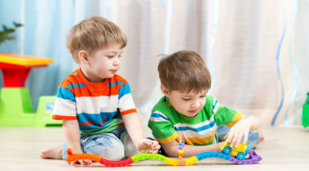 بازی با اسباب بازی های آموزشی باعث پیشرفت مهارت های اجتماعی و عاطفی کودکان میشود
